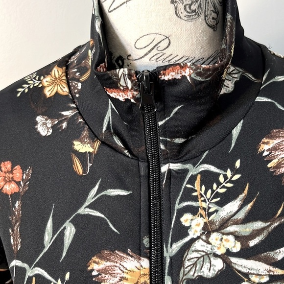 BAR lll WOMAN’S RUFFLED FLORAL ZIPPERED JACKET SIZE MEDIUM - Picture 2 of 13